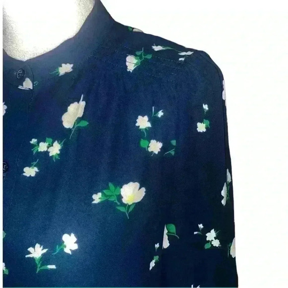 Banana Republic Women’s Drapery Classic Textured Floral Blouse - Picture 9 of 11